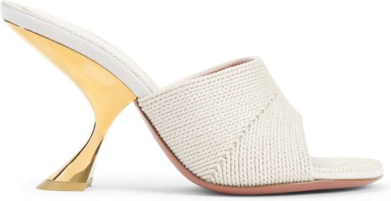 Amina Muaddi Chique Sandalen in Nude & Neutrals