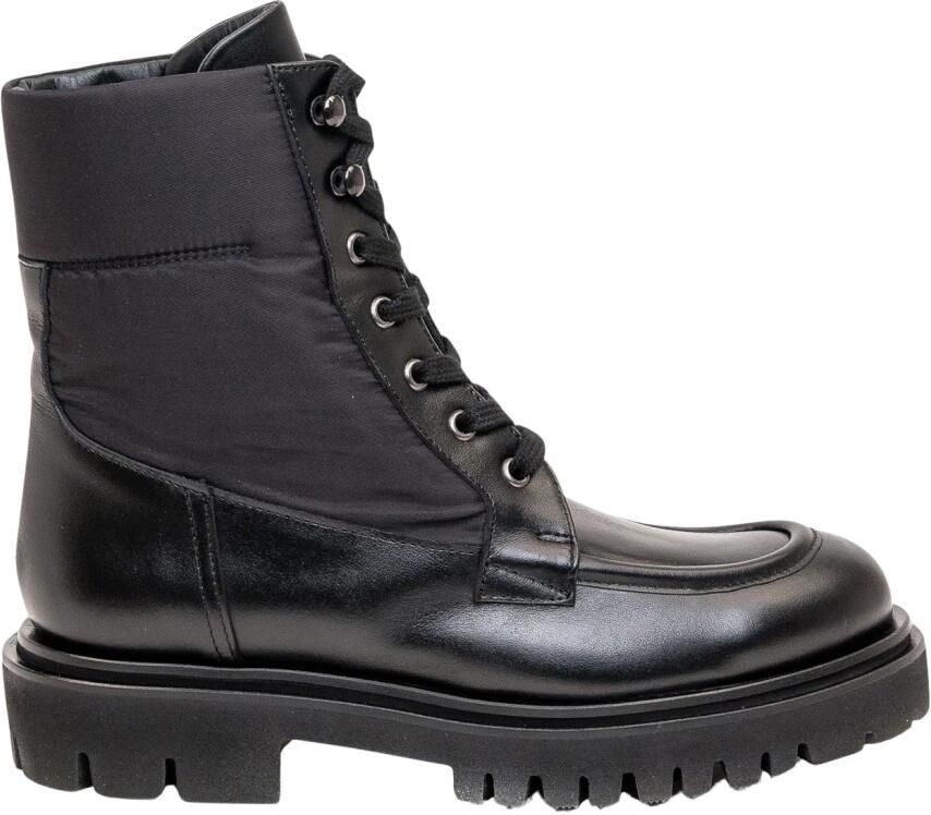 Anna F. Enkellaars met Veters