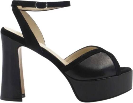 Anna F. Leren en suède sandalen