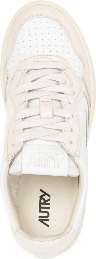 Autry Witte Veterschoenen met Geperforeerde Neus