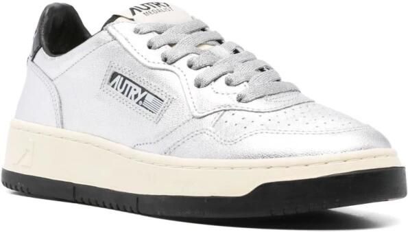 Autry Zilveren Sneakers met Uniek Geperforeerd Ontwerp
