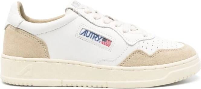 Autry Beige Sneakers Witte Veters Ronde Neus