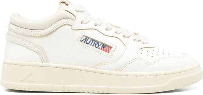 Autry Beige Veterschoenen met Geperforeerde Neus