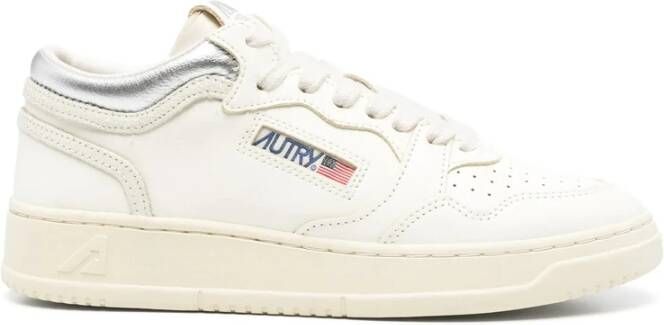 Autry Beige Veterschoenen met Geperforeerde Neus