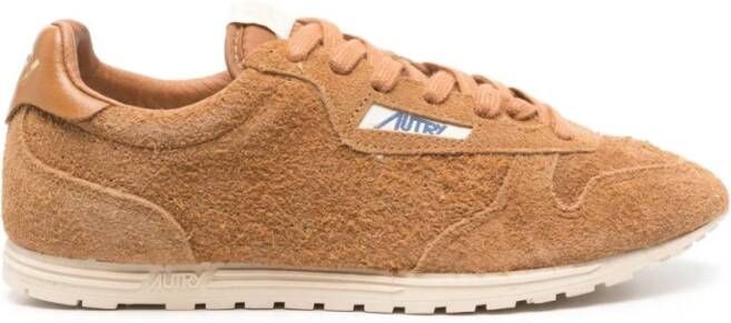 Autry Bruine Sneakers met Geperforeerde Neus
