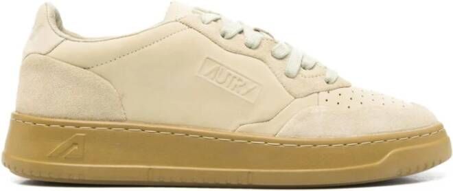 Autry Bruine Sneakers met Zandkleurige Sluiting