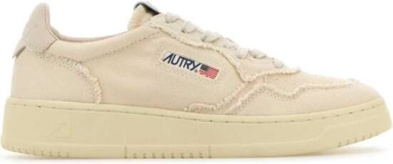 Autry Ivoor Katoenen Sneakers met Handgemaakte Gewassen Afwerking Beige Dames
