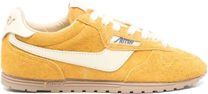 Autry Gele Sneakers met Geperforeerde Neus