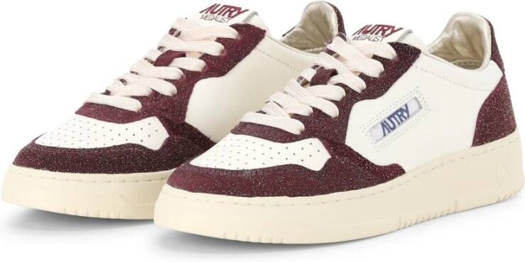 Autry Lage Medalist Sneaker met Glamoureuze Rode Glitterdetails