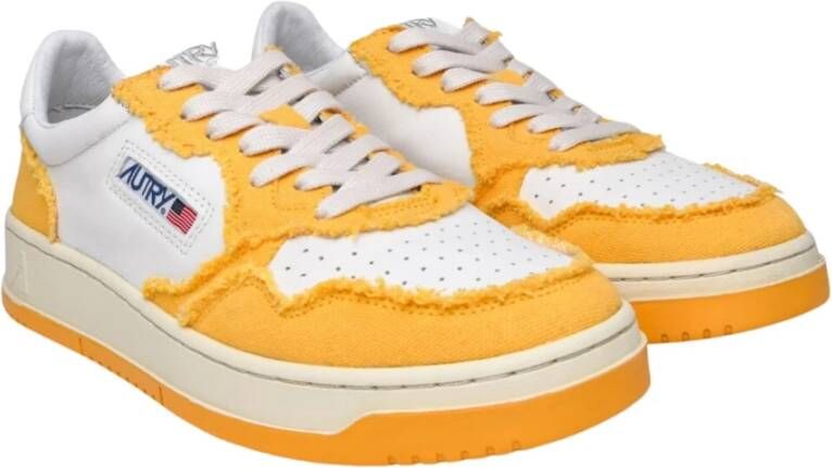 Autry Oranje Leren Platte Schoenen met Geperforeerde Neus Oranje Heren