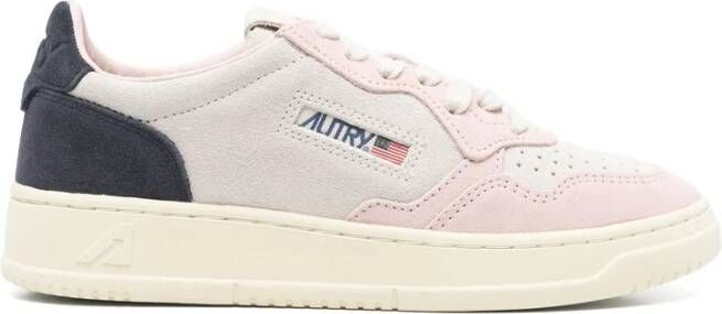 Autry Roze Veterschoenen met Geperforeerde Neus