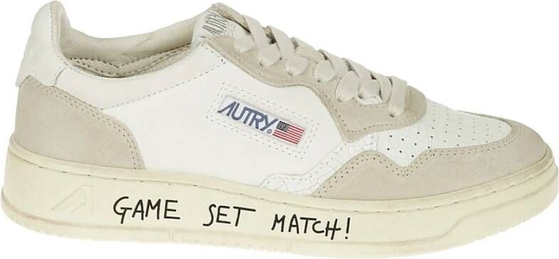 Autry Witte leren sneakers met geperforeerde neus en geborduurd logo White Dames
