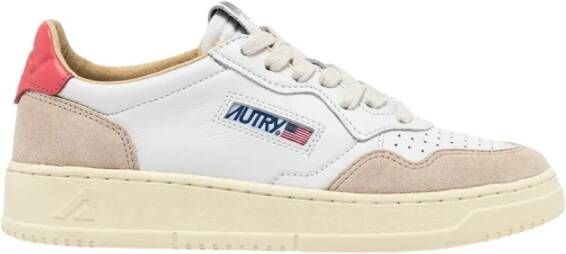 Autry Witte en beige suède sneakers moderne tennisstijl