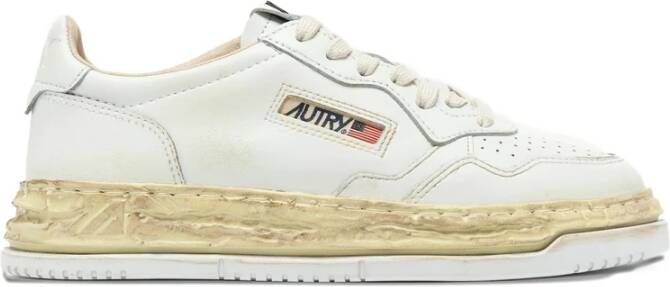 Autry Witte Leren Sneakers met Geperforeerde Details