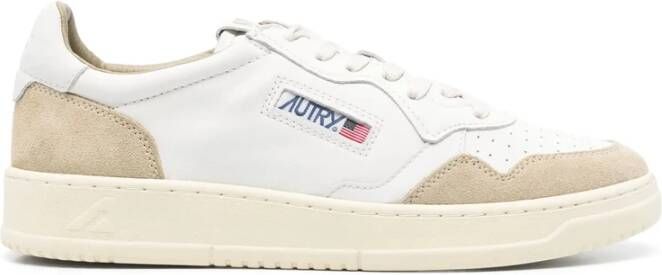Autry Witte Veterschoen met Geperforeerde Neus