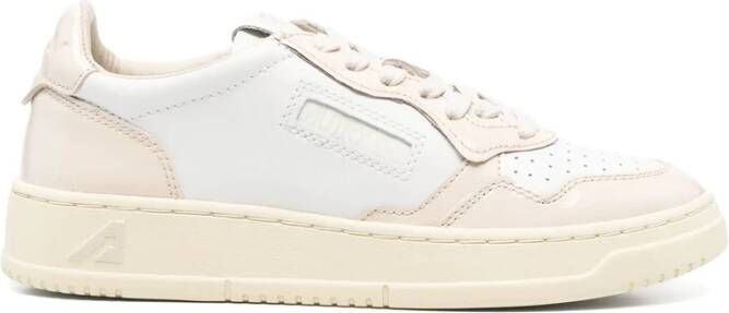 Autry Witte Veterschoenen met Geperforeerde Neus