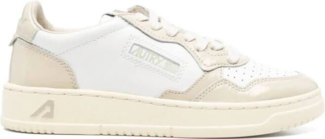 Autry Witte Veterschoenen met Geperforeerde Neus