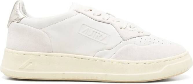 Autry Witte Veterschoenen met Geperforeerde Neus