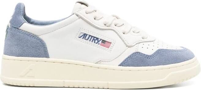 Autry Witte Veterschoenen met Geperforeerde Neus