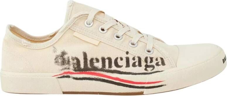 Balenciaga Beige sneakers met distressed effect klassieke vetersluiting