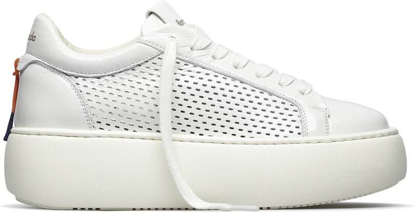 Barracuda Witte Sneakers met Geperforeerd Leren Bovenwerk