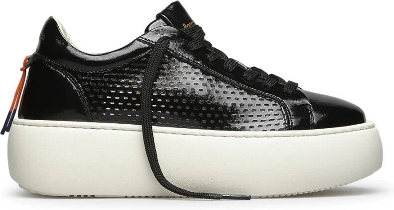 Barracuda Zwarte Sneakers met Geperforeerd Leren Bovenwerk