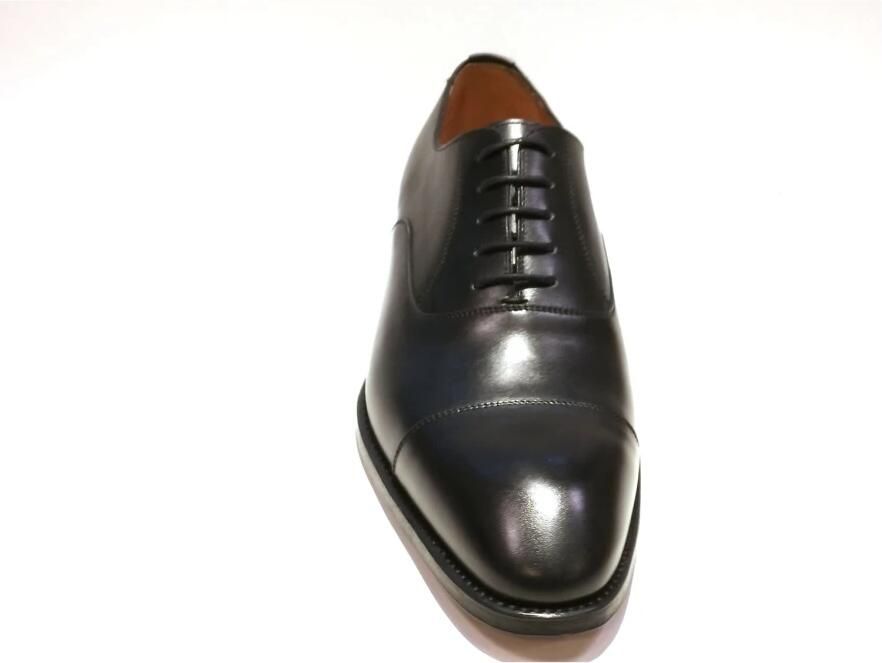 Berwick Klassieke Zwarte Box Calf Schoen met Teen Stitch