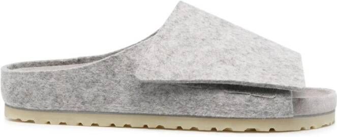 Birkenstock Beige Platte Open Teen Sandalen met Wol Slip Top Grijs Heren
