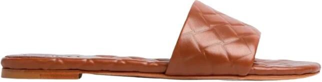 Bottega Veneta Bruine platte sandalen met Intreccio-patroon
