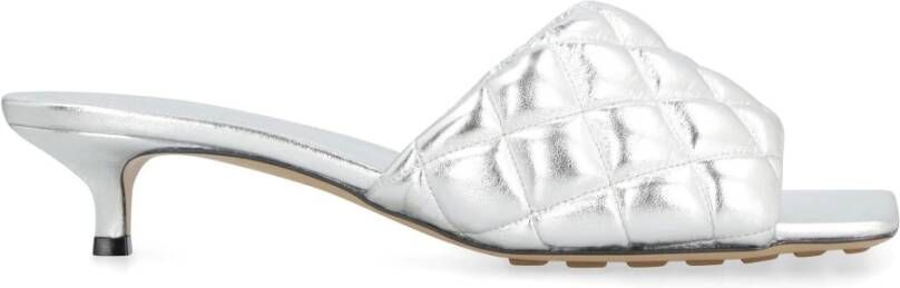 Bottega Veneta Gewatteerde leren sandalen met rubberen noppen