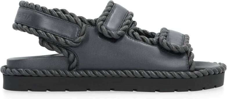 Bottega Veneta Grijze Platte Sandalen met Torchon Versiering
