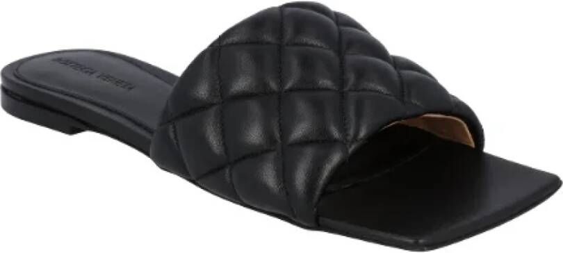 Bottega Veneta Zwarte Gewatteerde Leren Platte Sandalen Black Dames