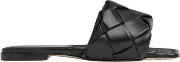 Bottega Veneta Zwarte leren sandaal met buisvormig ontwerp
