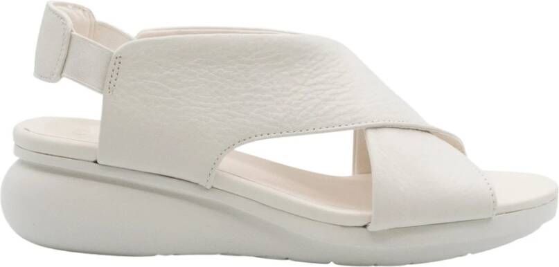 Camper Elastische leren sandalen in room
