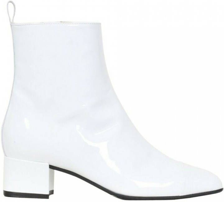 Carel Boots achting White Dames