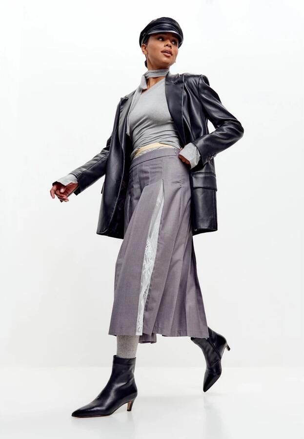 Cesare Gaspari Sleek Puntige Enkellaars met Kittenhak