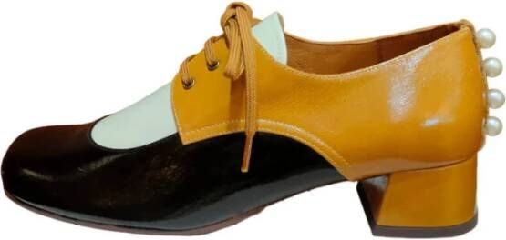 Chie Mihara Schoenen met pareldetail en lakleer met veters