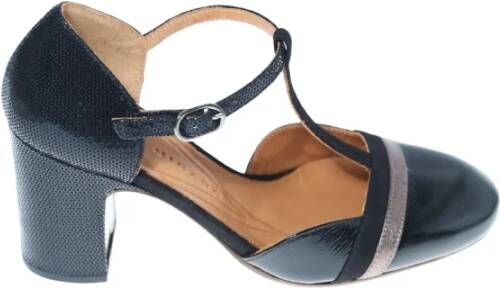 Chie Mihara Zwarte leren pump met bronzen details