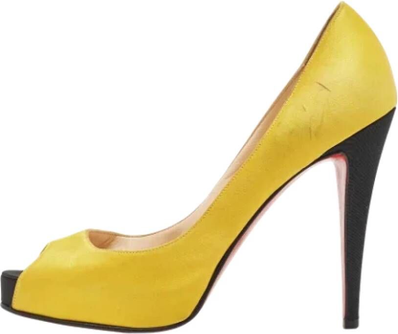 Christian Louboutin Pre-owned Satin heels Yellow Dames