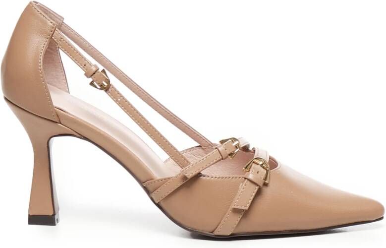 Coccinelle Beige Sandalen met Plectrum Gespen