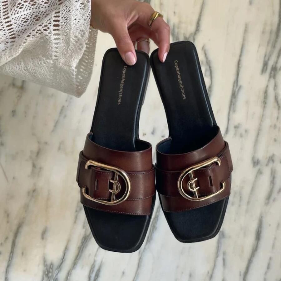 Copenhagen Shoes Kiss leren slippers met siergesp donkerbruin - Foto 2