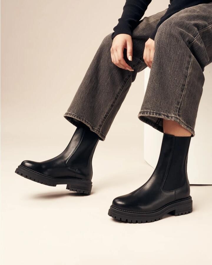 Cosmoparis Chunky Chelsea Boot Trendy Winter Staple