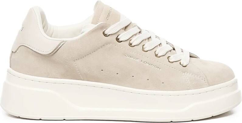 Crime London Zandkleurige suède sneakers met platina details