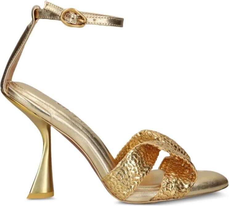 Cult Gaia Sandalen met goudkleurige gespsluiting en sculpted hak