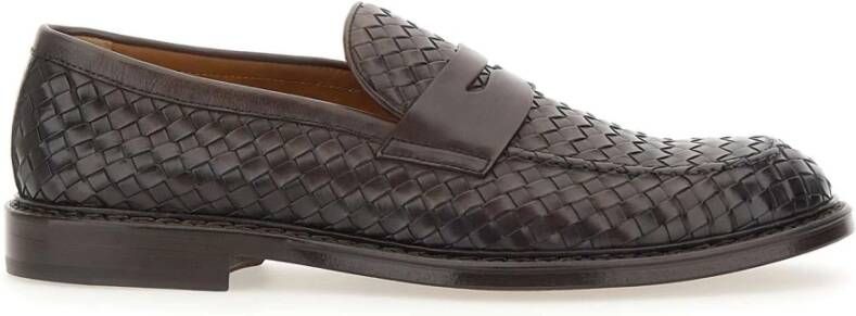 Doucal's Bruine leren mocassins met geweven textuur