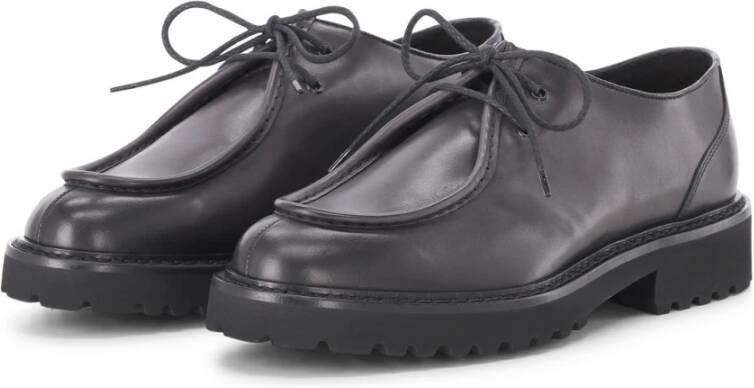 Doucal's Zwarte leren veterschoen met modern design