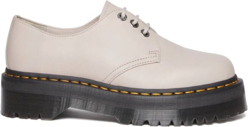 Dr. Martens Ivoor Kleurige Platte Schoenen met Unieke Stijl en Comfort Beige Dames