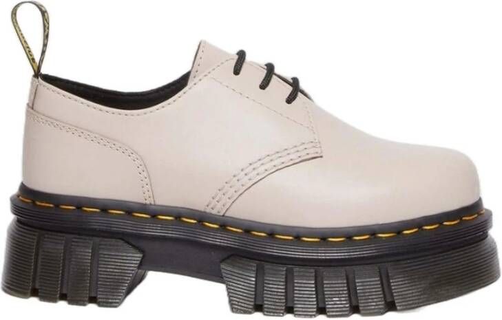 Dr. Martens Ivoor Kleurige Platte Schoenen met Opvallend Design Beige Dames