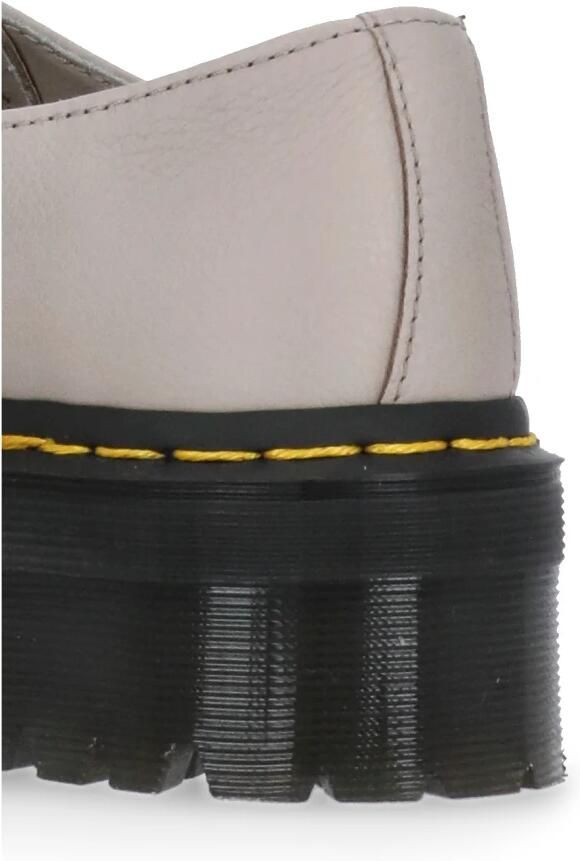 Dr. Martens Ivoor Kleurige Platte Schoenen met Unieke Stijl en Comfort Beige Dames