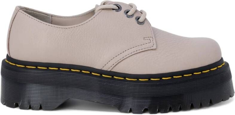 Dr. Martens Ivoor Kleurige Platte Schoenen met Unieke Stijl en Comfort Beige Dames